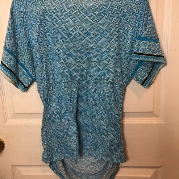 Women’s gently used top - Picture 2 of 2